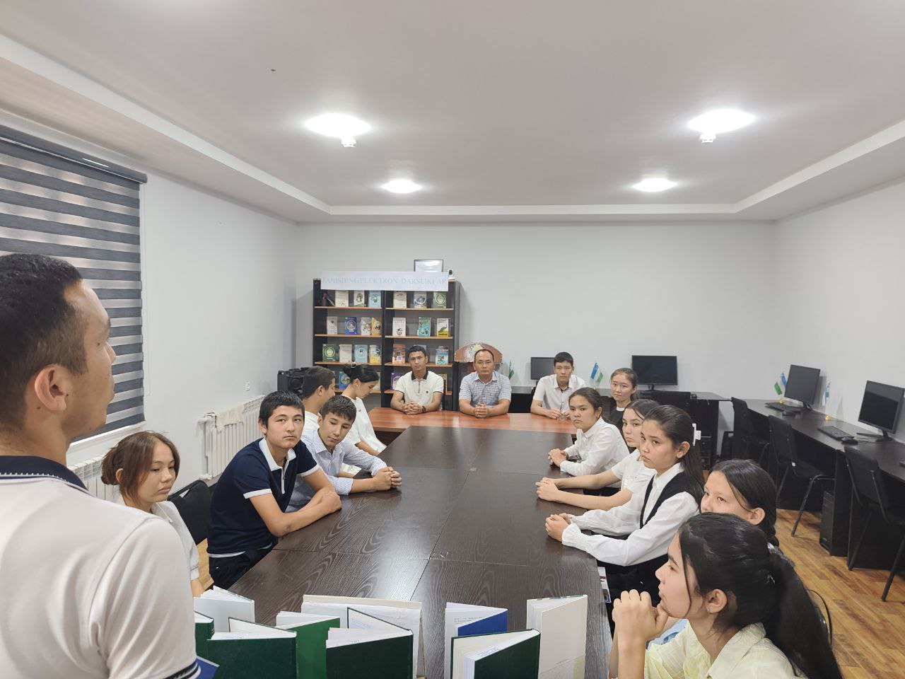 ”Huquq barchaga teng” mavzusida davra suhbat tashkil etildi.