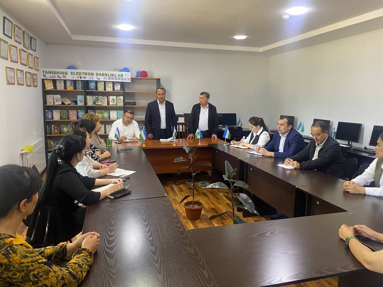 ”Huquqiy madaniyat: muammolar va yechimlar” mavzusida davra suhbati tashkil qilindi.